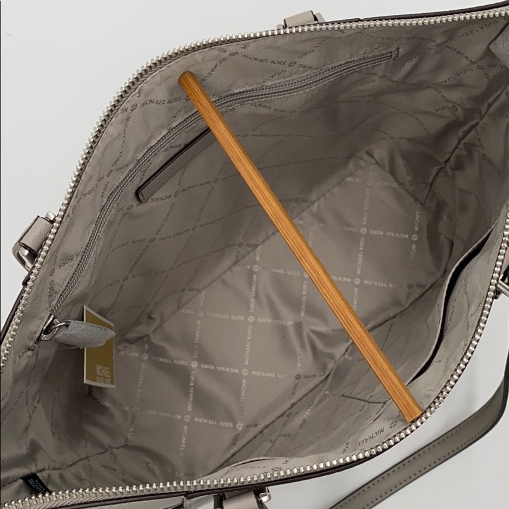 MICHAEL KORS CHARLOTTE LARGE TZ TOTE PEARL GREY - Picture 9 of 16